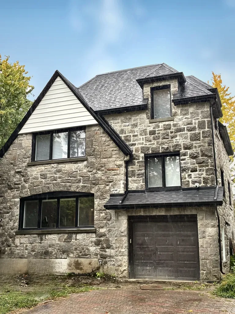 La même maison avant, puis après notre agrandissement : façade et toiture entièrement transformées.